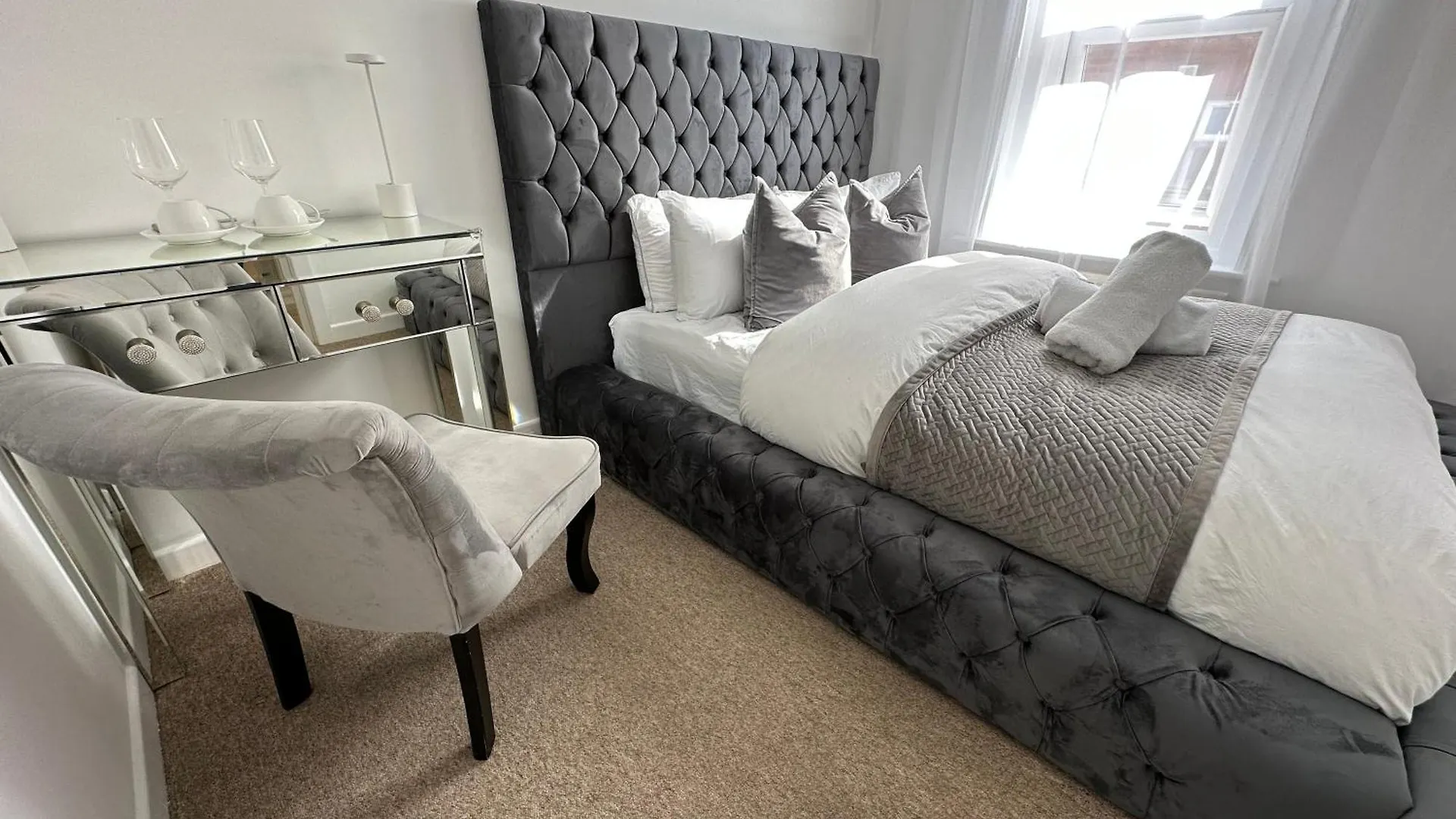 The Smaller Room Comfortable For One 5 Min To The Beach contacts